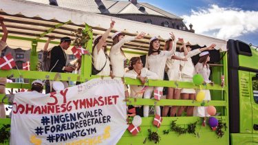 Studenter i Danmark fester og hujer i en lastbil