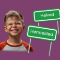 Dreng griner af byskilte med sjove bynavne - Helved og Hørmested