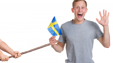 Glad svensker med svensk flag i hånden bliver snart slået bagfra af en med en pind i hænderne