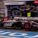 Haas-Formula 1-bil, der fræser forbi