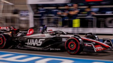 Haas-Formula 1-bil, der fræser forbi
