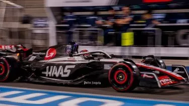 Haas-Formula 1-bil, der fræser forbi