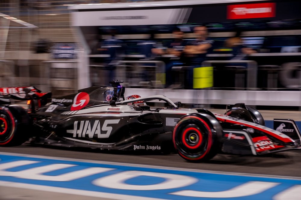 Haas-Formula 1-bil, der fræser forbi