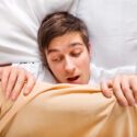 Ung mand vågner og opdager, han har fået udløsning om natten