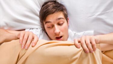 Ung mand vågner og opdager, han har fået udløsning om natten