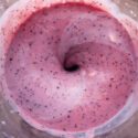Nærbillede af rød smothie i en blender.