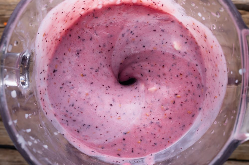 Nærbillede af rød smothie i en blender.