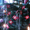 Juletræ med guirlande af dannebrogsflag