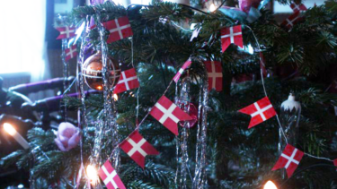 Juletræ med guirlande af dannebrogsflag