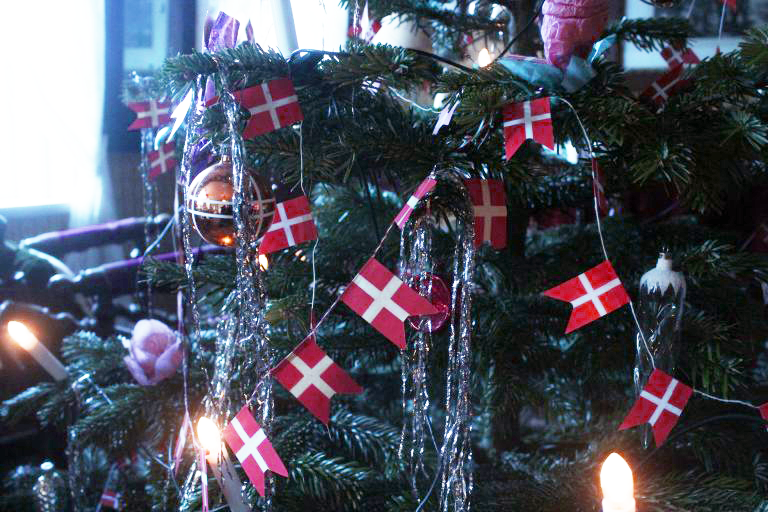 Juletræ med guirlande af dannebrogsflag