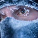 Et nærbillede af en mands ansigt, der er fyldt med rimfrost.