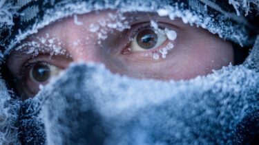 Et nærbillede af en mands ansigt, der er fyldt med rimfrost.