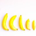 forskelligartede-bananer-som-symboliserer-penis-ved-siden-af-et-målebaand