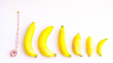 forskelligartede-bananer-som-symboliserer-penis-ved-siden-af-et-målebaand