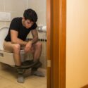 Mand på toilet