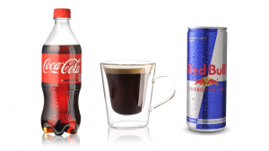 Cola, kaffe og Red Bull på række på hvid baggrund