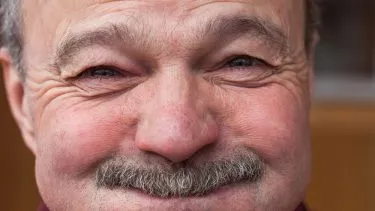 Mand griner smørret
