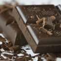 Mørk chokolade knækket i firkanter