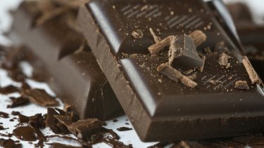 Mørk chokolade knækket i firkanter