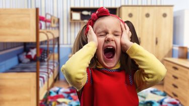 Skrigende lille pige med ADHD