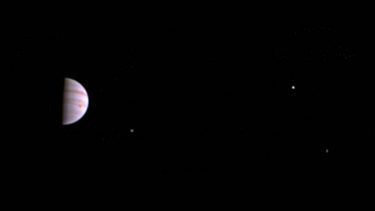rumsonden Juno har sendt de første billeder af dens kredsløb om jupiter