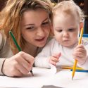 Evnen til at imitere medfødt tillært kulturel egenskab baby