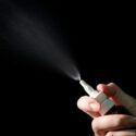 Illustrativt billede af næsespray, der sender partikler ud i luften