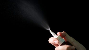 Illustrativt billede af næsespray, der sender partikler ud i luften