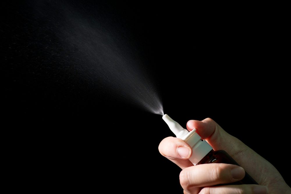 Illustrativt billede af næsespray, der sender partikler ud i luften
