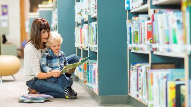 bibliotek_fjernsyn_laesning_kultur_stilhed_leg