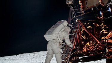 neil armstrong citat månelanding dialekt accent udtalelse Midwest USA auditive illusioner hjernen Mondegreen