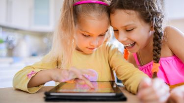 piger_ipad_spil_klamme_apps_spille_computerspil_leg_legerum_apps_boern