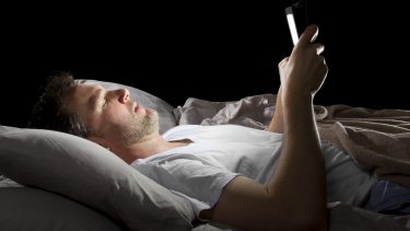 Bruger du tablets inden sengetid, vil du sandsynligvis sove dårligere. Men nu viser et nyt studie, at masser af dagslys kan få dig til at sove godt igen.
