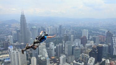fare spænding hjernen psykologi basejump wingsuit dopamin risiko risici forventning ekstrem sport genetisk rejseforsikring adfærdsforstyrrelser belønning