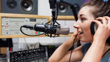 Radio- og tv-værter går aldrig galt i byen ved at tale tydeligt. Men i visse tilfælde er det faktisk bedre at bruge talesprog. (Foto: Shutterstock)