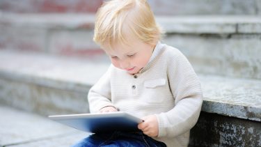 boern_ipad_2-arig_boern_under_to_ar_er_ipads_farlige_tablet_medier_tv