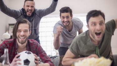 boern_unge_maend_voksenleg_turneringssport_fodbold_er_leg_bedre_end_computerspil