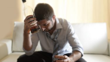 alkoholisme signalstof serotin enzym hjerne frontallap forsøg trang alkohol afhængighed rus