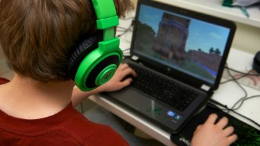 ung_dreng_boern_spiller_minecraft_computerspil_kode_programmering_microsoft