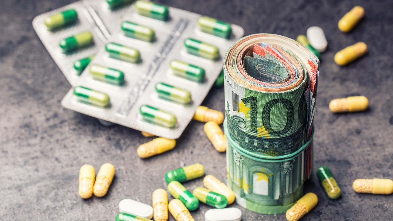 penge_piller_dyr_ny_medicin_cancer_behandling_nedskaering_budget