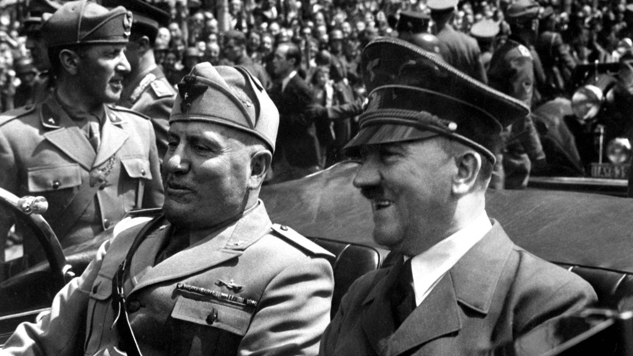 fascisme fascister Hitler Mussolini nazister medier aviser rapportering diktatur diktator censur Rigsdagen folkevalg magt normalisering presse ytringsfrihed kritik journalister journalistik racisme