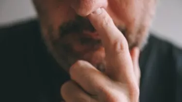 Mand stikker finger op i næse for at pille bussemænd.