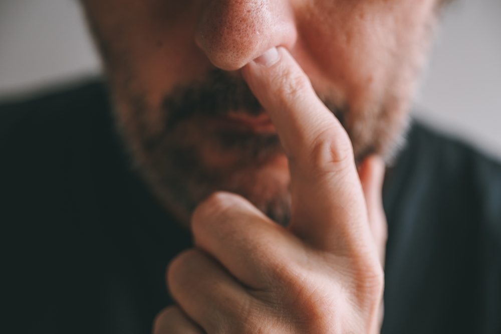 Mand stikker finger op i næse for at pille bussemænd.