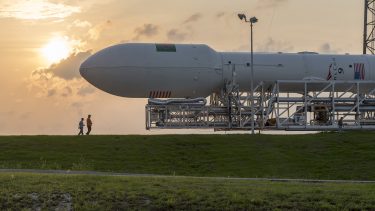 falcon 9 rummet raket astronauter
