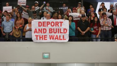 Donald Trump immigration Mexico grænse mur bolværk nationsopbygning statsborgerskab grænsepassanter politik USA amerikanere fordomme kinesere lovgivning identitet tilhørsforhold forskellighed mangfoldighed historie retorik splittelse