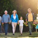 En familie i flere generationer kommer gående hånd i hånd