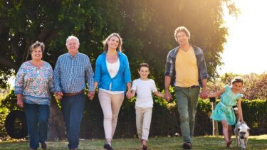 En familie i flere generationer kommer gående hånd i hånd
