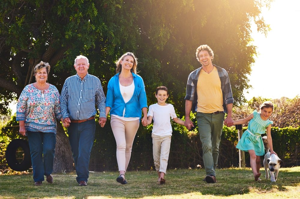 En familie i flere generationer kommer gående hånd i hånd