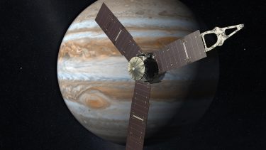 Juno flyver 4.000 kilometer over Jupiters overflade, når den er tættest på planeten. Målet er blandt andet at måle gasgigantens ekstreme magnetfelt. (Foto: NASA)