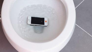 mobil i toilettet drinks kaffe i computeren redde elektronik